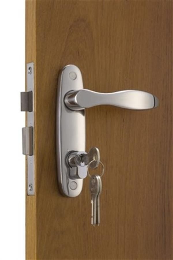 Sindirli kapı kilidi seti. Klasik içeri sağ